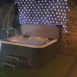 Honeybee Cottage, With A Log Fire & A Hot Tub. , Bradford (West Yorkshire) United Kingdom